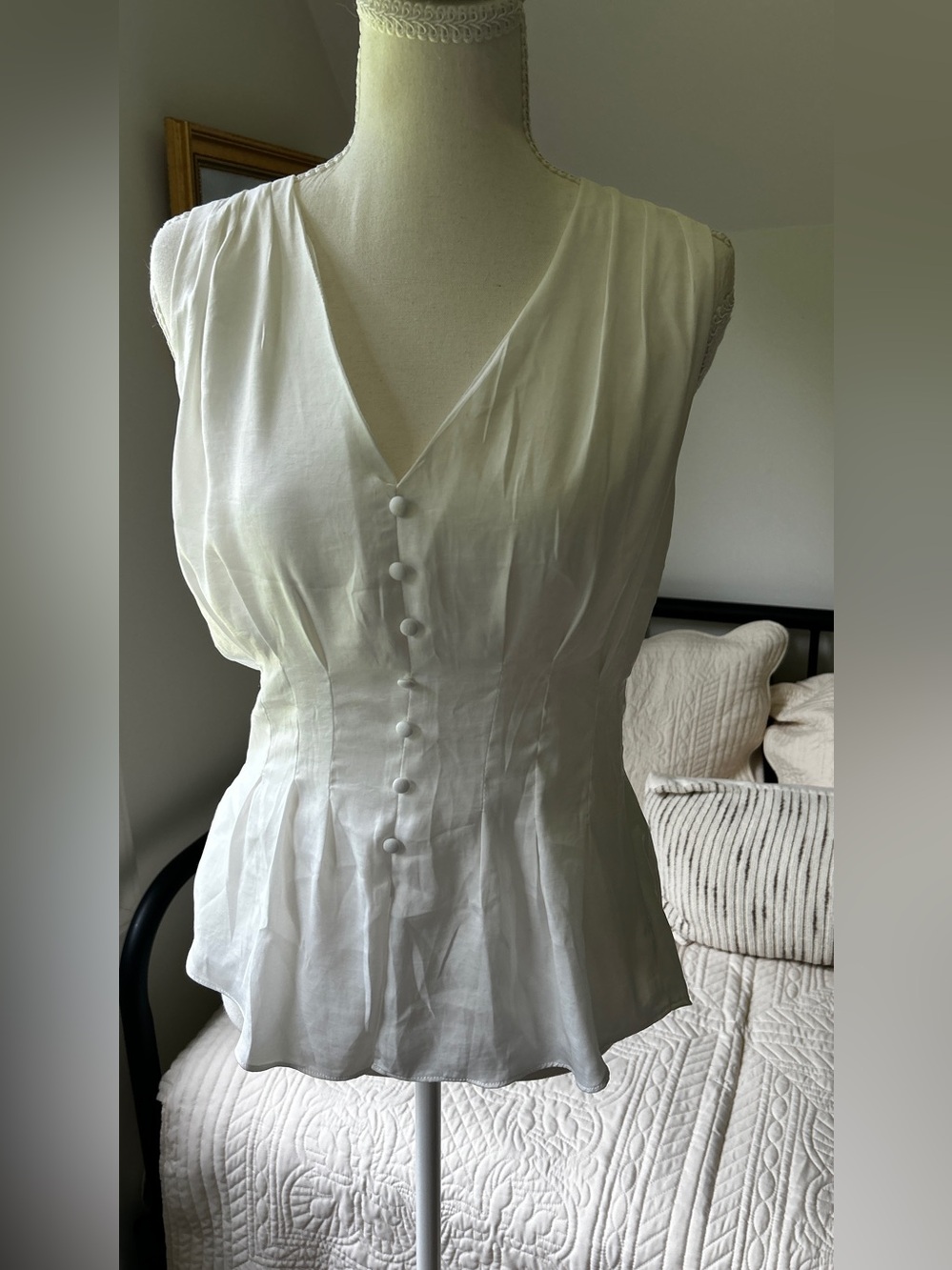 Modern Citizen White Sleeveless V-Neck Button Blouse